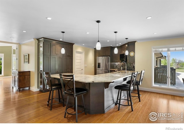 1119 Wrangler Way, Loveland, CO 80537 - kitchen featuring stainless steel appliances, ornamental molding, a sink, baseboards, and a peninsula