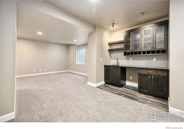 6071 Moran Rd, Timnath, CO 80547 - indoor wet bar featuring carpet floors, backsplash, baseboards, and recessed lighting