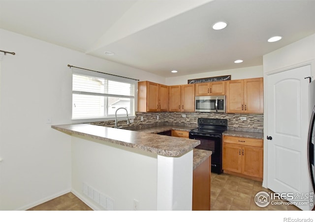 2334 75th Ave, Greeley, CO 80634 - kitchen with stainless steel appliances, a peninsula, decorative backsplash, and recessed lighting