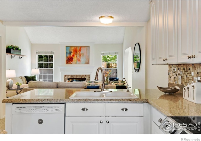 911 Homer Cir, Lafayette, CO 80026 - kitchen with white dishwasher, a sink, open floor plan, plenty of natural light, and a textured ceiling