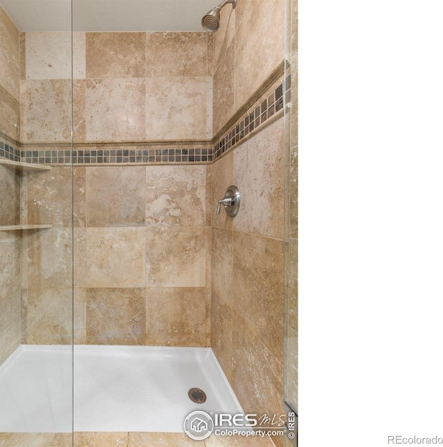 4924 Clubhouse Ct, Boulder, CO 80301 - bathroom with a tile shower