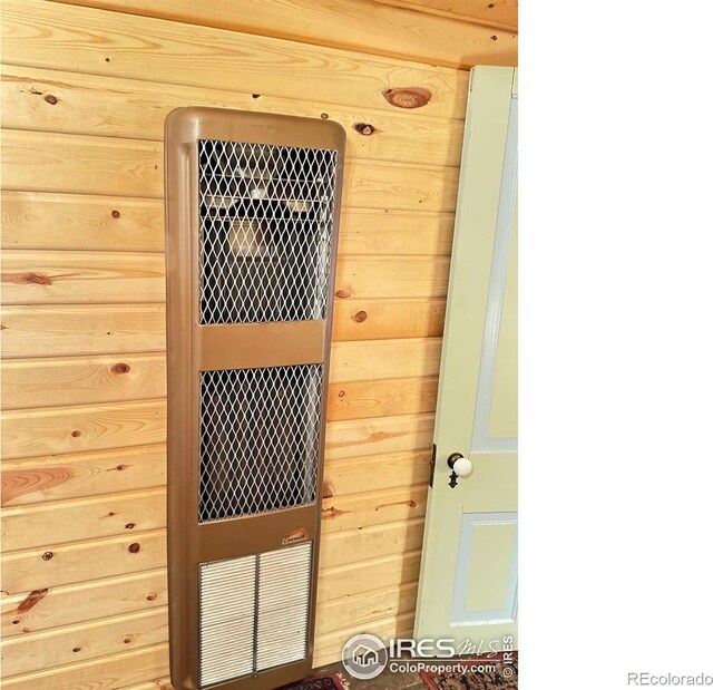 12991 Peak To Peak Hwy, Allenspark, CO 80510 - detailed view of wooden walls