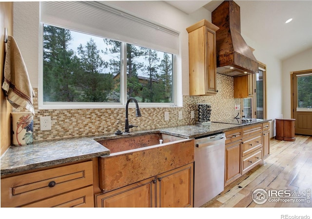 178 Cree Ct, Lyons, CO 80540 - kitchen featuring stainless steel dishwasher, custom range hood, a sink, decorative backsplash, and lofted ceiling