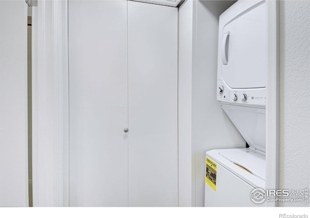 3275 34th St Unit 76, Boulder, CO 80301 - laundry room with stacked washer and clothes dryer