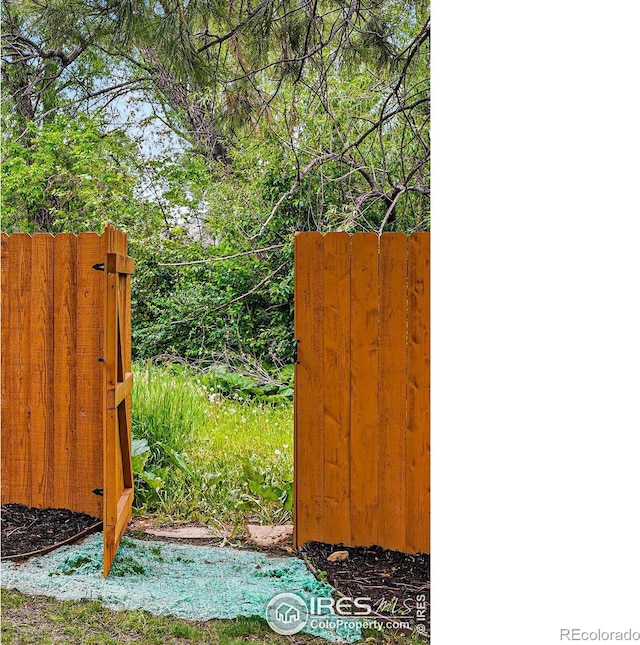 4489 Wellington Rd, Boulder, CO 80301 - view of gate
