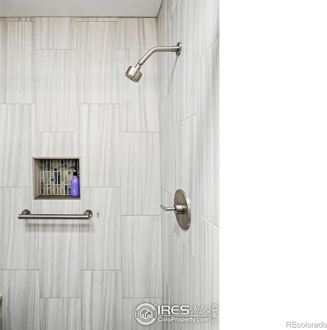 4489 Wellington Rd, Boulder, CO 80301 - bathroom with a tile shower