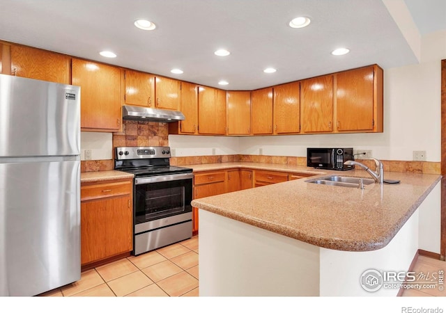 4570 Macarthur Dr, Boulder, CO 80303 - kitchen featuring stainless steel appliances, under cabinet range hood, a peninsula, a sink, and recessed lighting