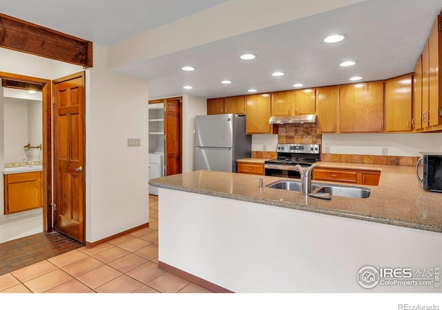 4570 Macarthur Dr, Boulder, CO 80303 - kitchen with stainless steel appliances, under cabinet range hood, a sink, a peninsula, and recessed lighting