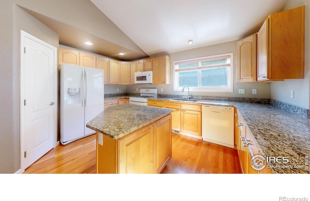 8211 Lighthouse Lane Ct, Windsor, CO 80528 - kitchen featuring white appliances, a sink, vaulted ceiling, light brown cabinets, and a kitchen island