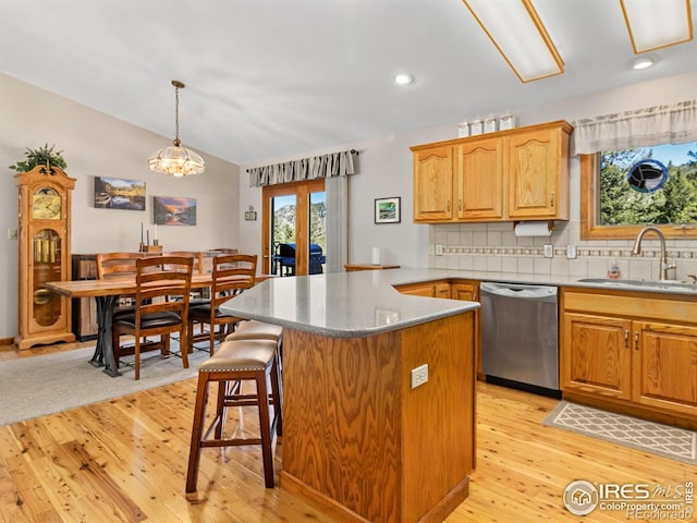 3807 Dollar Lake Dr, Estes Park, CO 80517 - kitchen with dishwasher, a sink, light wood-style floors, vaulted ceiling, and a breakfast bar