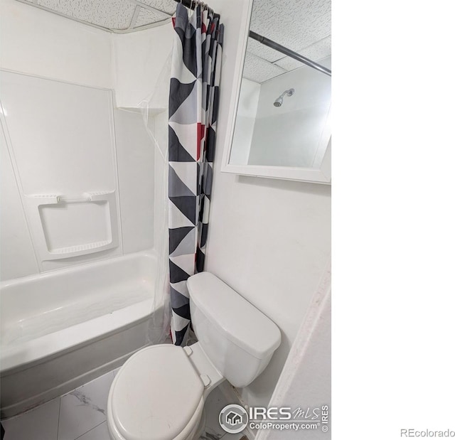 525 Jackson St, Sterling, CO 80751 - full bath with a paneled ceiling, toilet, and shower / bath combination with curtain