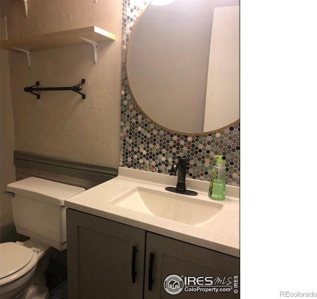 3250 Oneal Cir Unit 14, Boulder, CO 80301 - half bath with backsplash, toilet, vanity, and a textured wall