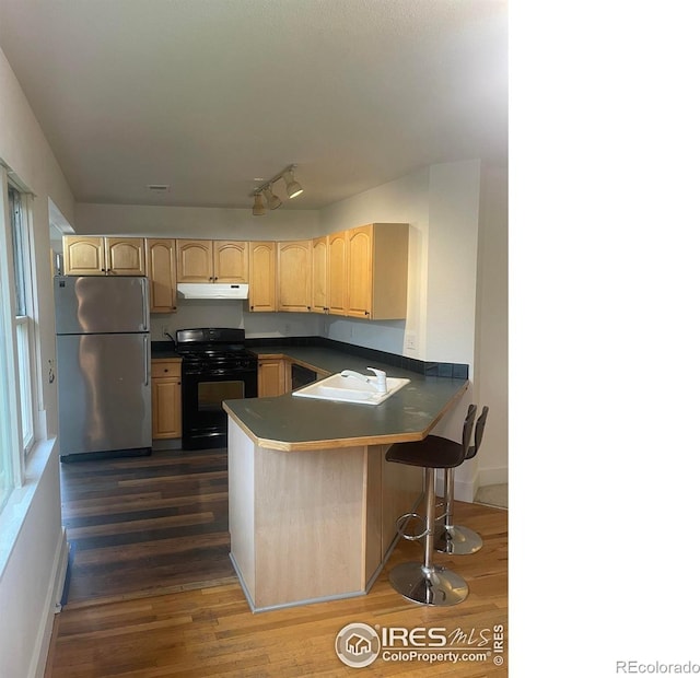 936 Parkview St, Louisville, CO 80027 - kitchen with freestanding refrigerator, gas stove, under cabinet range hood, a sink, and dark countertops