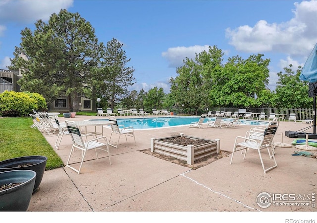 2525 S Dayton Way Unit 2301, Denver, CO 80231 - community pool with a patio