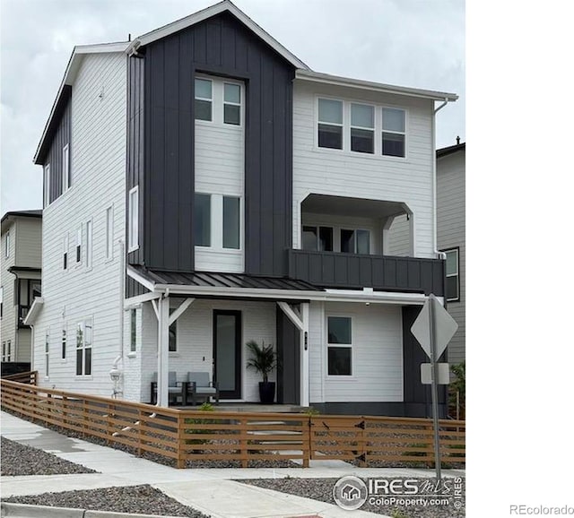 926 Hearteye Trl, Lafayette, CO 80026 - view of front of house featuring a fenced front yard, board and batten siding, a porch, and a balcony