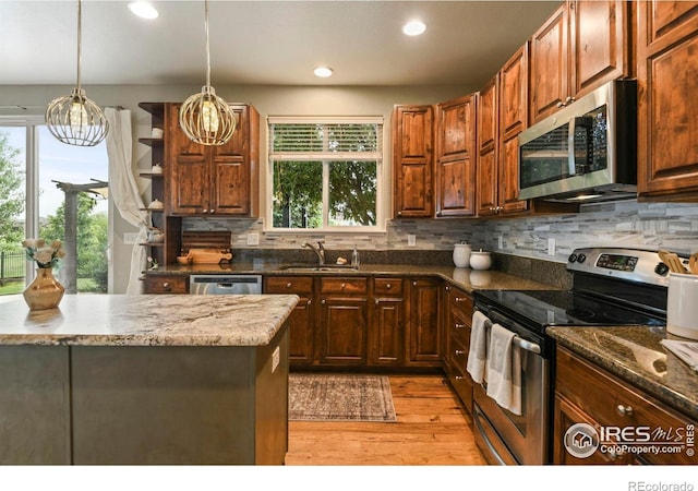2315 Haymeadow Way, Fort Collins, CO 80525 - kitchen with appliances with stainless steel finishes, a sink, plenty of natural light, light wood-type flooring, and recessed lighting