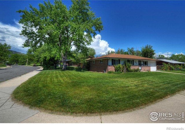 855 33rd St, Boulder, CO 80303 - single story home with brick siding and a front lawn