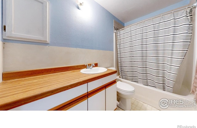 8208 Peakview Dr, Fort Collins, CO 80528 - full bath featuring toilet, shower / bath combo with shower curtain, and vanity