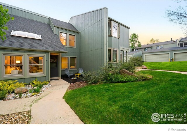 93 Benthaven Pl, Boulder, CO 80305 - view of front facade featuring a front lawn and roof with shingles
