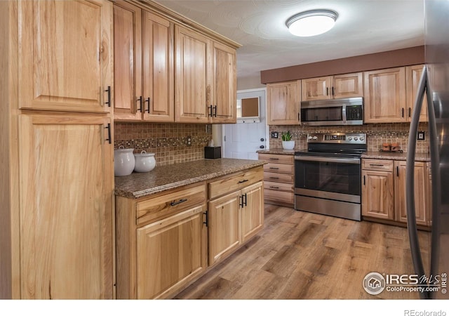 501 Copeland Way, Longmont, CO 80504 - kitchen featuring stainless steel appliances, decorative backsplash, and light brown cabinetry