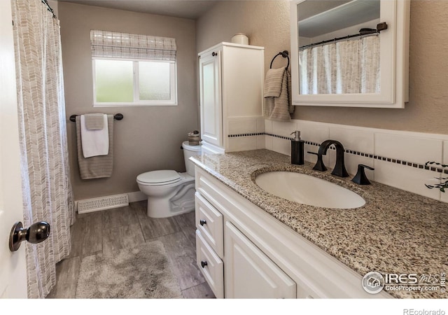 501 Copeland Way, Longmont, CO 80504 - full bath featuring vanity, toilet, baseboards, and backsplash