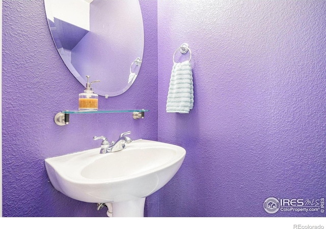 18656 Kelly Pl, Denver, CO 80249 - bathroom featuring a textured wall and a sink