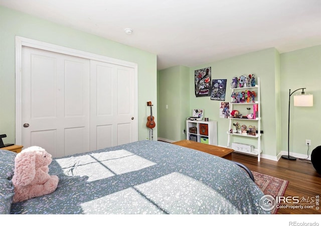 633 Deerwood Dr, Longmont, CO 80504 - bedroom with wood finished floors and a closet