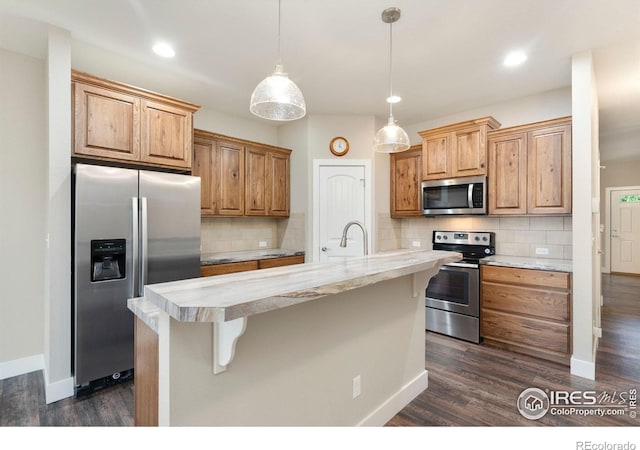 1512 Snowy Range Ct, Loveland, CO 80538 - kitchen with appliances with stainless steel finishes, light countertops, dark wood-style floors, baseboards, and recessed lighting