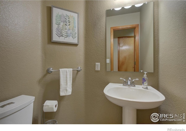 804 Nelson Park Ln, Longmont, CO 80503 - half bath with toilet and a textured wall