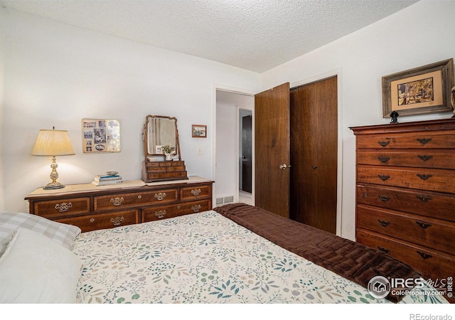 1702 Kennedy Ave, Loveland, CO 80538 - bedroom featuring a closet and a textured ceiling