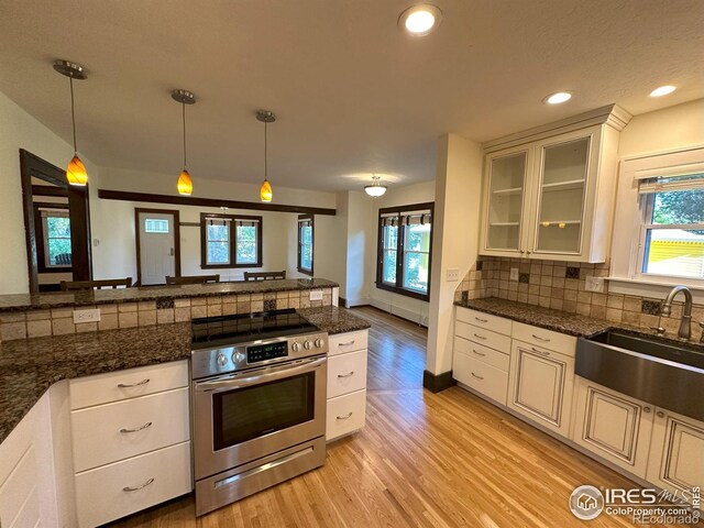 515 Cowan St, Fort Collins, CO 80524 - kitchen with stainless steel electric stove, a sink, light wood-style floors, plenty of natural light, and recessed lighting