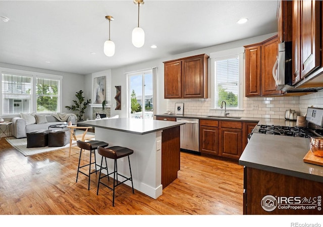 518 Hoyt Ln, Lafayette, CO 80026 - kitchen featuring stainless steel appliances, a sink, dark countertops, open floor plan, and recessed lighting