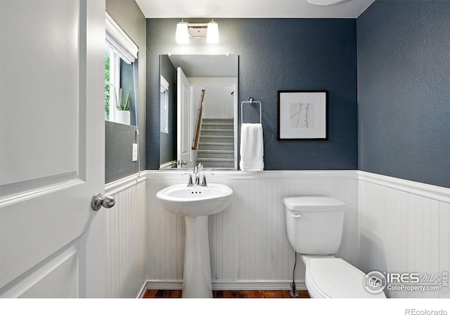 518 Hoyt Ln, Lafayette, CO 80026 - bathroom with toilet, wainscoting, wood finished floors, and a sink