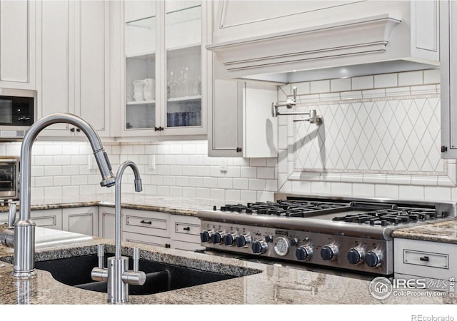 3835 Norwood Ct, Boulder, CO 80304 - kitchen featuring stainless steel appliances, backsplash, and white cabinetry