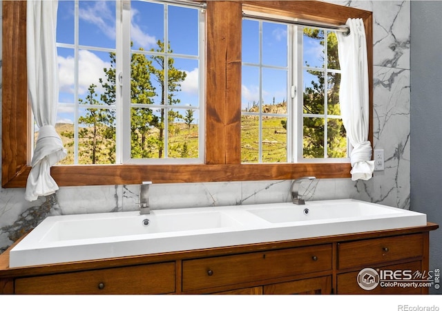 2507 Spencer Mountain Rd, Bellvue, CO 80512 - full bath featuring tasteful backsplash, a sink, and a textured wall