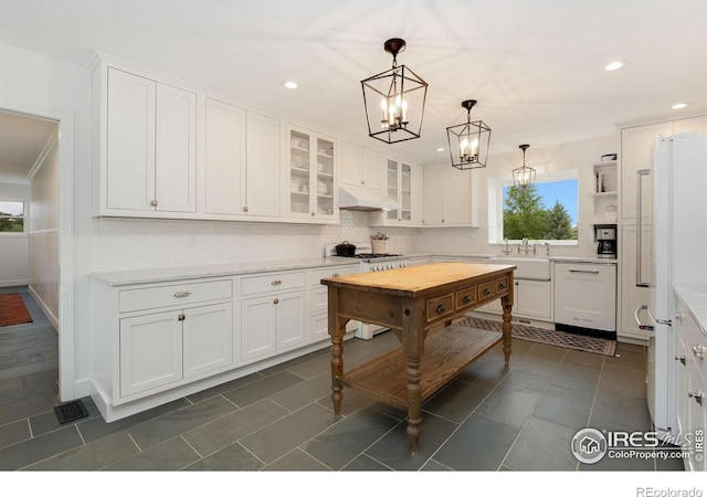7215 Hygiene Rd, Longmont, CO 80503 - kitchen featuring a chandelier, decorative backsplash, white cabinets, hanging light fixtures, and recessed lighting