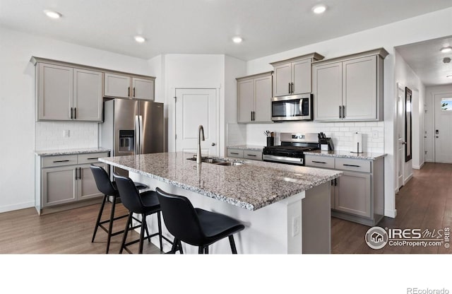 4709 Lynxes Way, Johnstown, CO 80534 - kitchen featuring appliances with stainless steel finishes, gray cabinetry, a sink, and recessed lighting