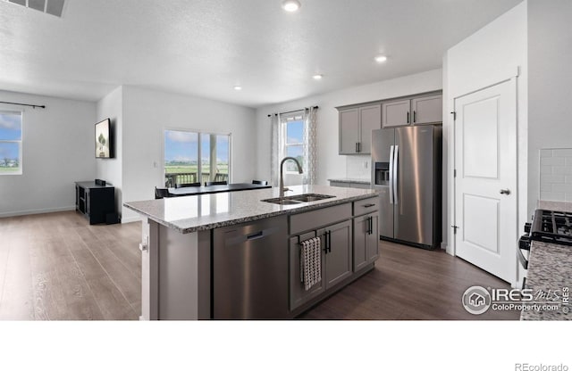 4709 Lynxes Way, Johnstown, CO 80534 - kitchen featuring stainless steel appliances, a sink, gray cabinetry, dark wood-style floors, and recessed lighting