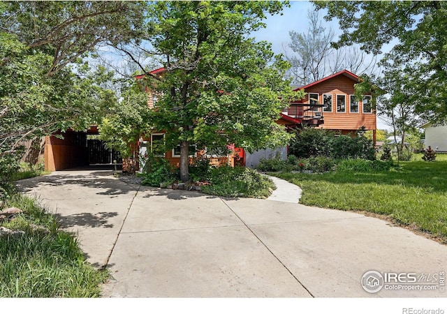 1484 Wicklow St, Boulder, CO 80303 - view of front of house featuring driveway and a front yard