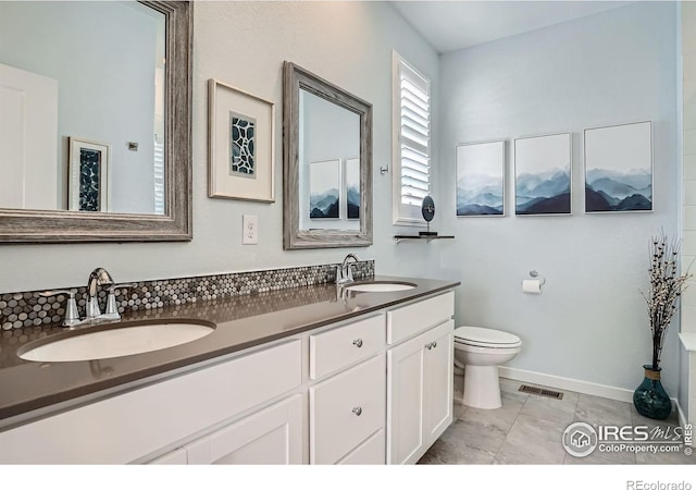 14553 W 91st Dr Unit A, Arvada, CO 80005 - full bath featuring double vanity, toilet, and baseboards