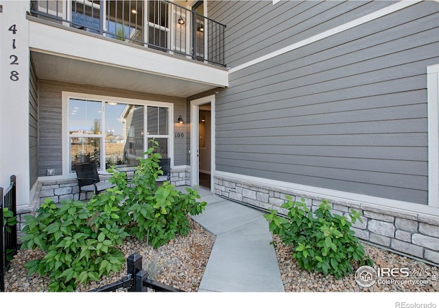 410 High Point Dr Unit 102, Longmont, CO 80504 - entrance to property with a balcony and stone siding