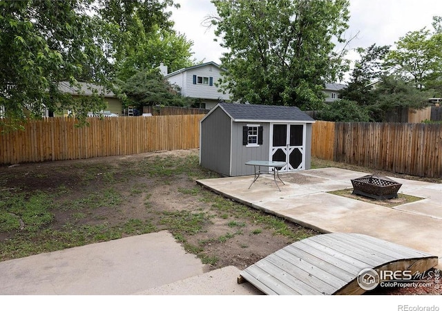 15532 E Pacific Pl, Aurora, CO 80013 - fenced backyard featuring an outdoor fire pit and a patio area