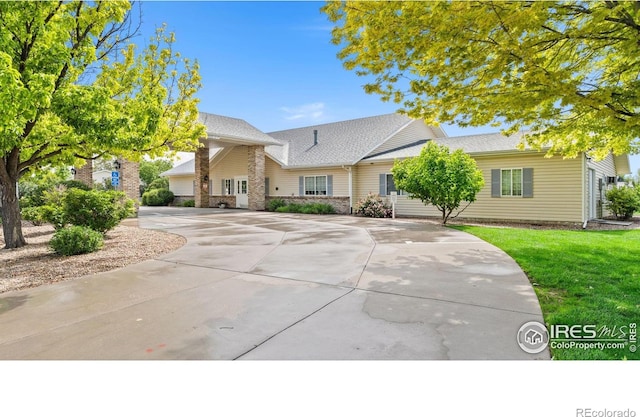 856 Sunchase Dr, Fort Collins, CO 80524 - view of front facade featuring driveway, a front yard, and a shingled roof