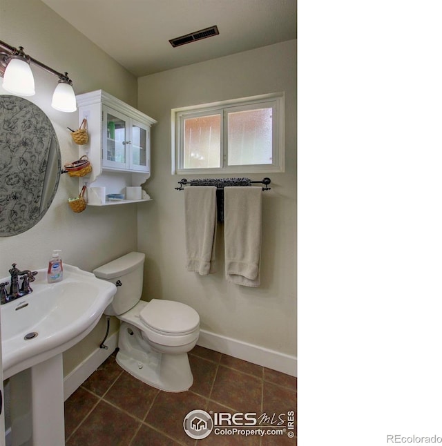 204 35th St SW, Loveland, CO 80537 - bathroom featuring baseboards, toilet, tile patterned flooring, and a sink