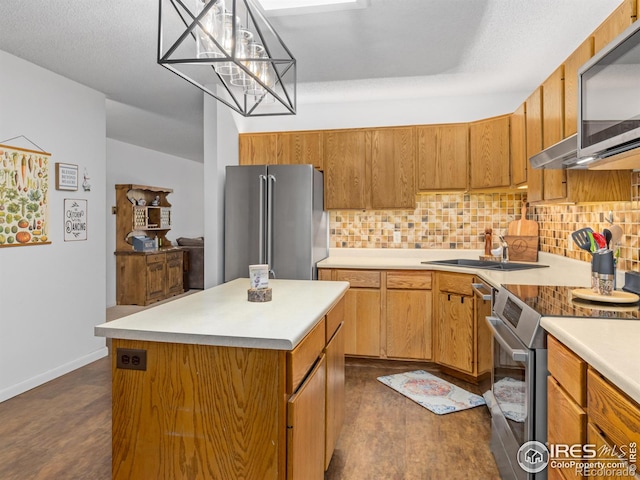 838 Vista Ln, Estes Park, CO 80517 - kitchen with stainless steel appliances, a sink, tasteful backsplash, and light countertops
