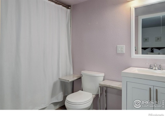 112 Dawson Pl, Longmont, CO 80504 - full bath with vanity, toilet, a shower with curtain, and a textured wall