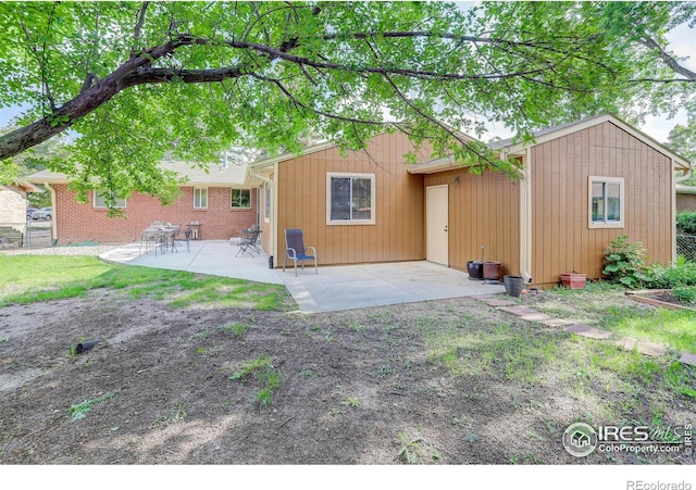 915 19th Ave, Longmont, CO 80501 - back of property with a patio area
