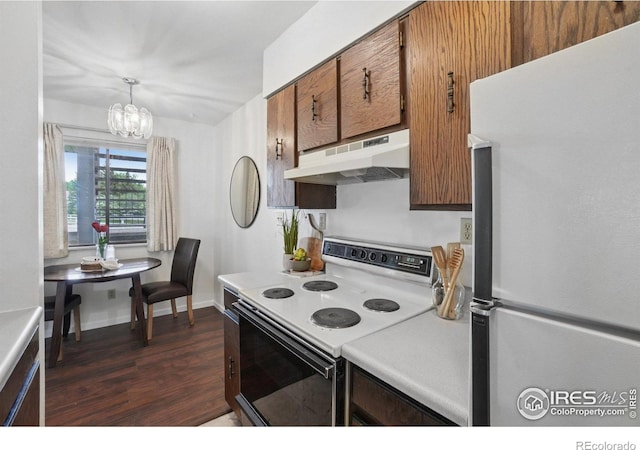 1705 Heatheridge Rd Unit G105, Fort Collins, CO 80526 - kitchen with freestanding refrigerator, under cabinet range hood, range with electric stovetop, dark wood-style floors, and a chandelier
