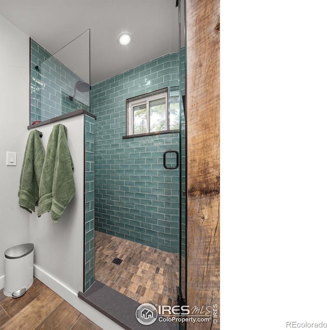 365 Mohawk Dr, Boulder, CO 80303 - full bath with tiled shower, wood finished floors, baseboards, toilet, and recessed lighting