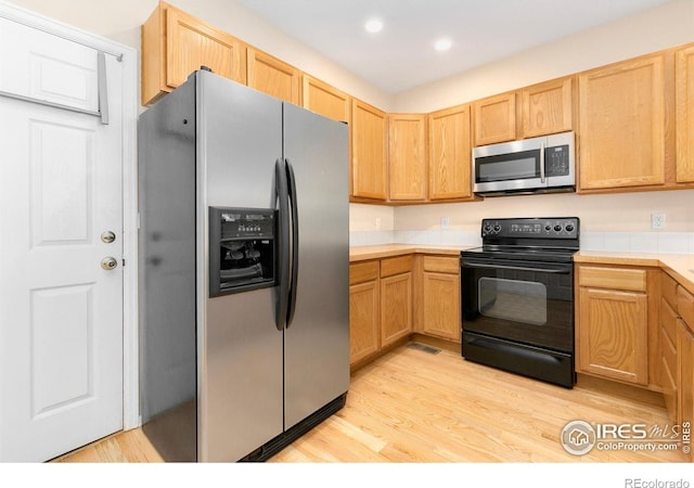 3180 Springfield Dr, Loveland, CO 80538 - kitchen featuring stainless steel appliances, light wood-style flooring, light countertops, recessed lighting, and light brown cabinets